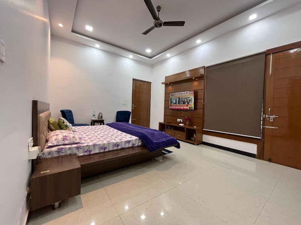 Postel nebo postele na pokoji v ubytování Shreshth Home Stay - Best Family Accommodation - 3km from Har Ki Pauri, Haridwar, Uttarakhand