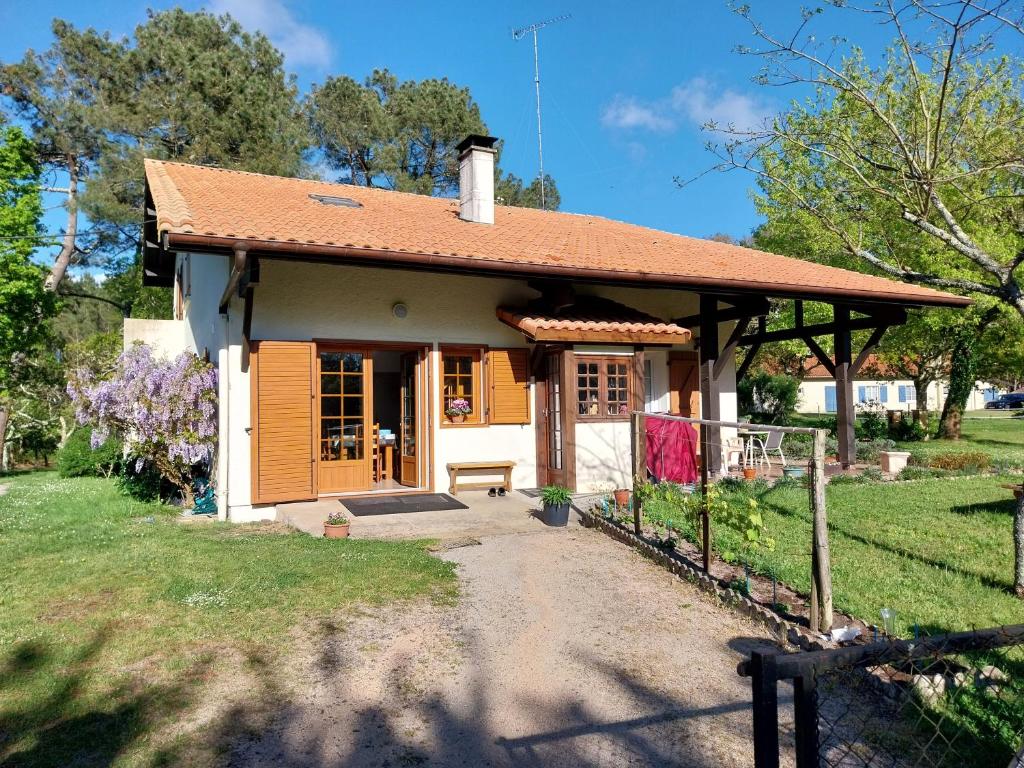 una pequeña casa con un camino que conduce a ella en Chambres d'Hôtes de Franc, en Moliets-et-Maa