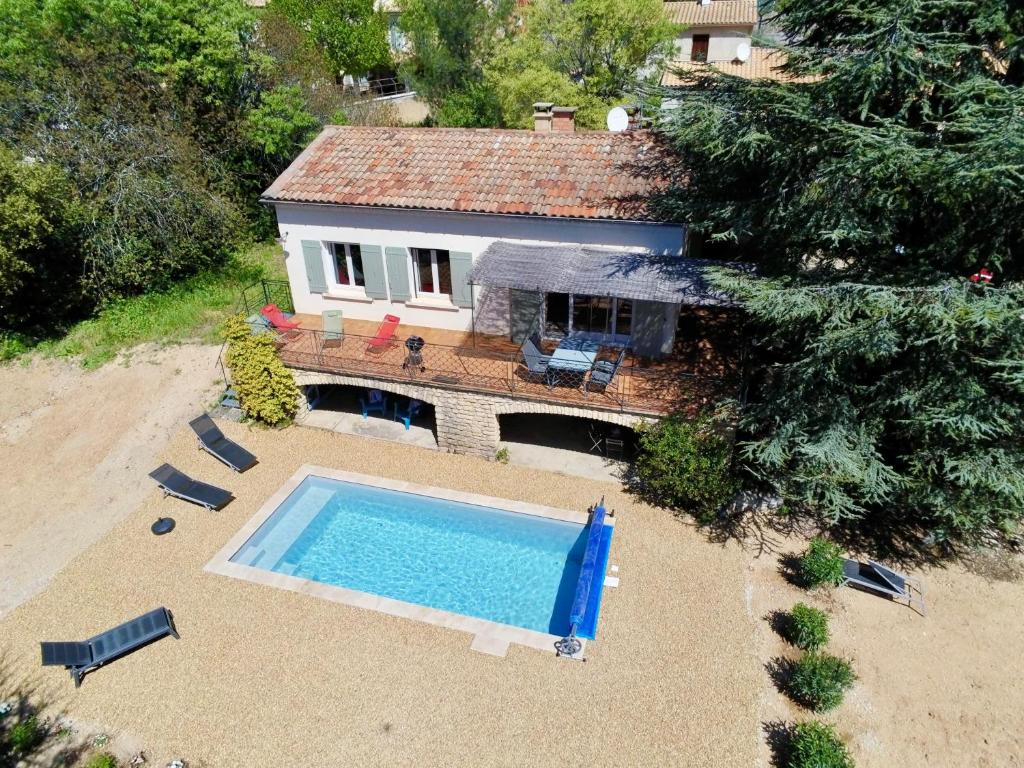 Πισίνα στο ή κοντά στο Maison avec piscine chauffée, centre village