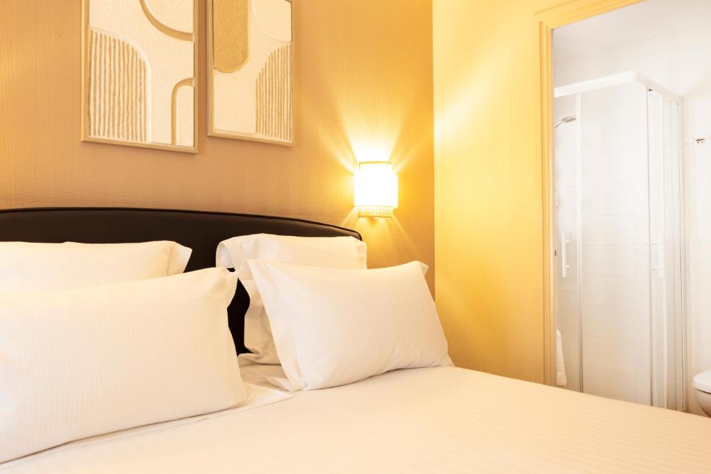 Postel nebo postele na pokoji v ubytování Hôtel Le Nautilus