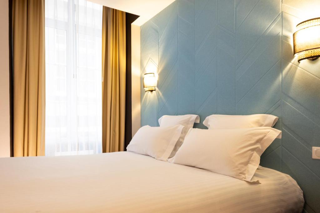 Postel nebo postele na pokoji v ubytování Hôtel Le Nautilus