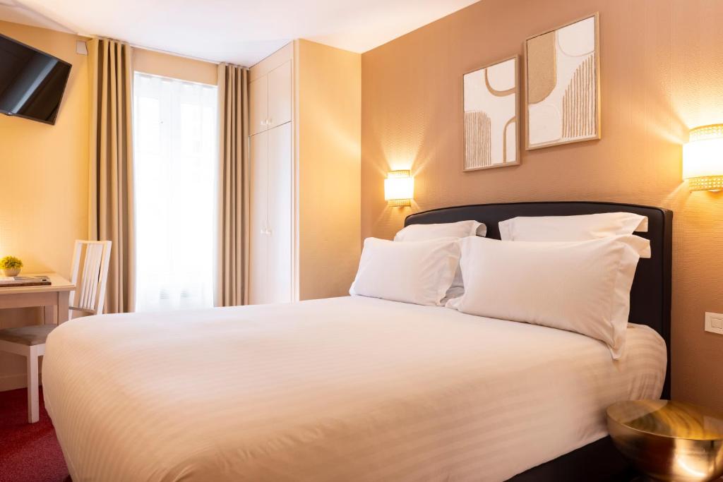 Postel nebo postele na pokoji v ubytování Hôtel Le Nautilus