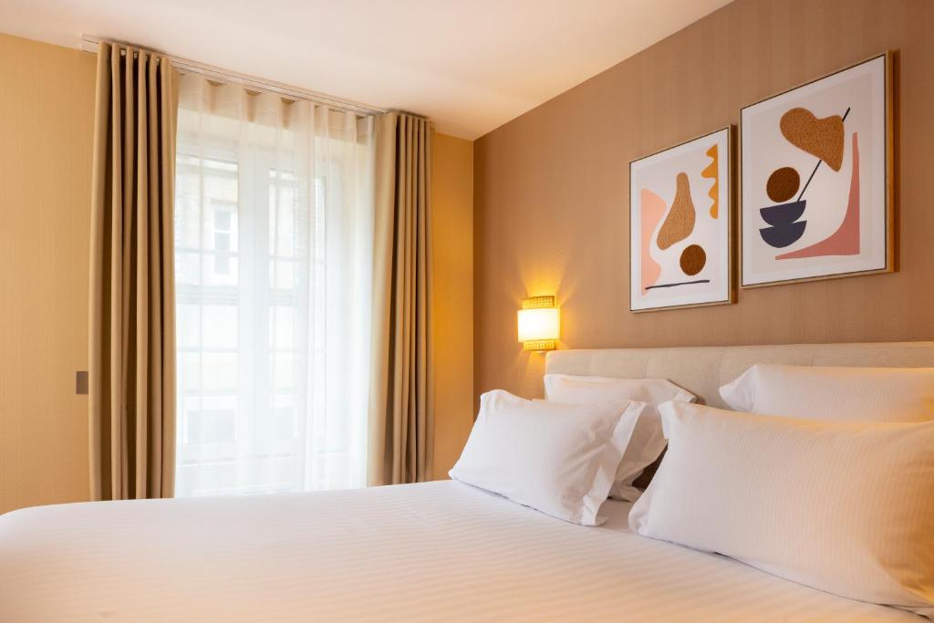Postel nebo postele na pokoji v ubytování Hôtel Le Nautilus