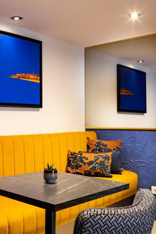 TV a/nebo společenská místnost v ubytování Hôtel Le Nautilus