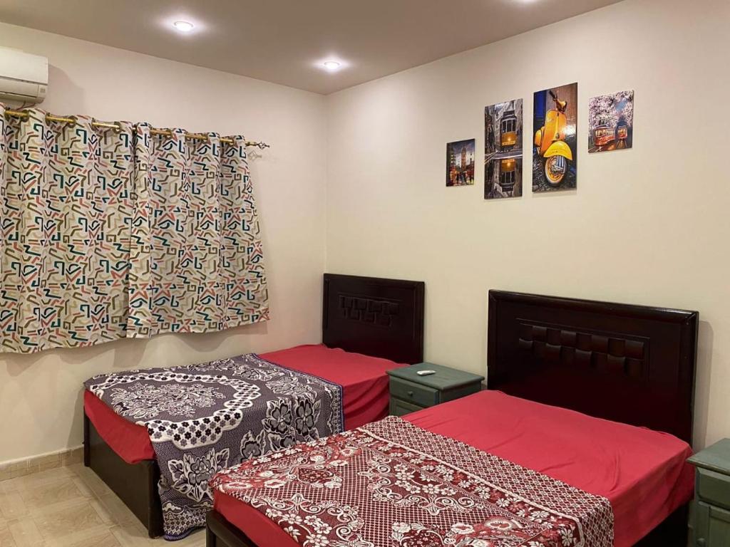 En eller flere senge i et værelse på مارينا 5 الساحل الشمالي