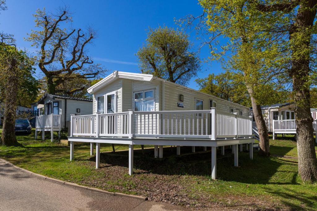 a mobile home with a porch and a deck at 10 Beachlands in Porchfield