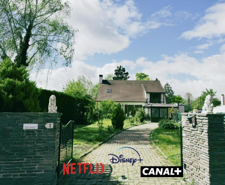 大瀑布城的住宿－Chambres d Hôte Bords de Seine Vernon-Giverny，一座带门和车道的房子
