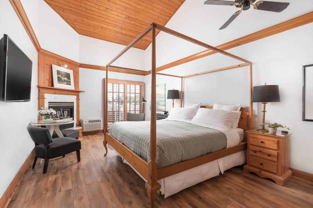 Inn On SummerHill - King Room With Balcony