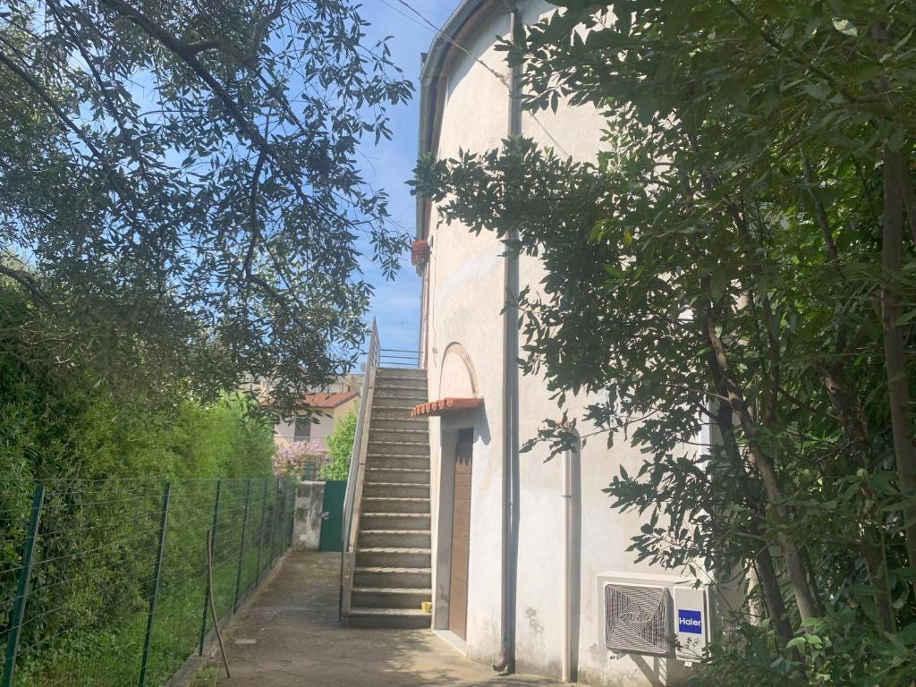 un escalier menant à un bâtiment blanc avec des escaliers dans l'établissement Paradisa30 - Zona Ospedale Cisanello, à Pise