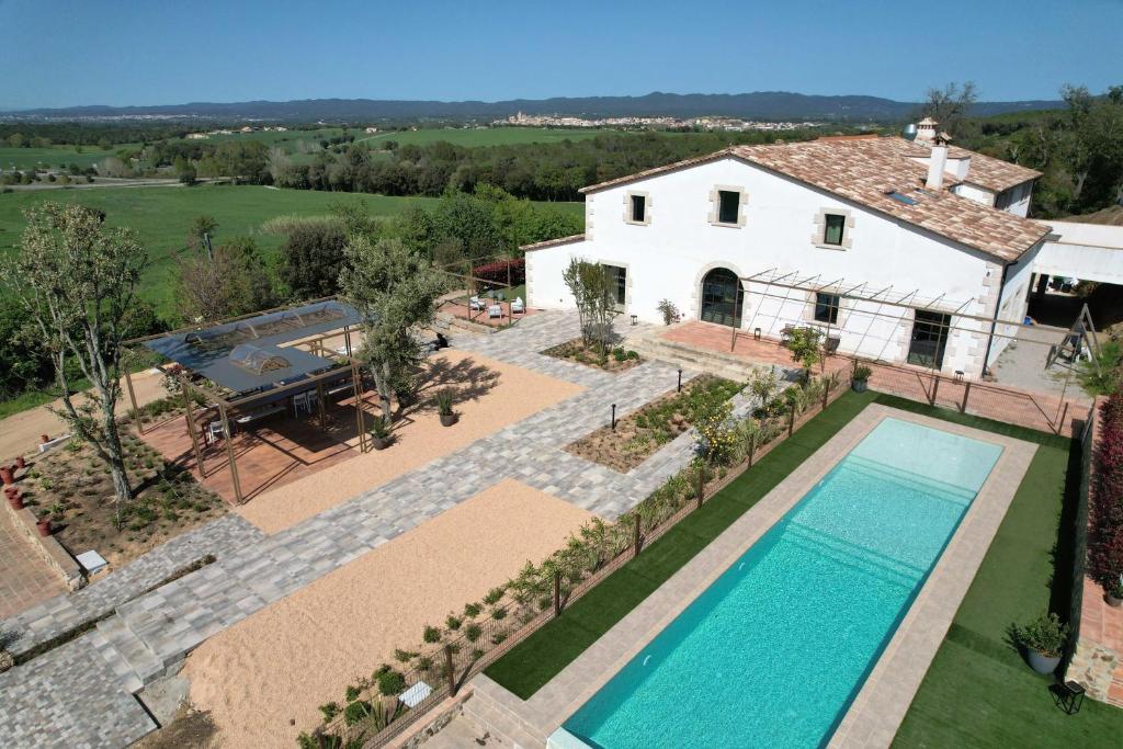 una vista aérea de una casa con piscina en CAN BUFÍ Espectacular casa con piscina interior, en Llagostera