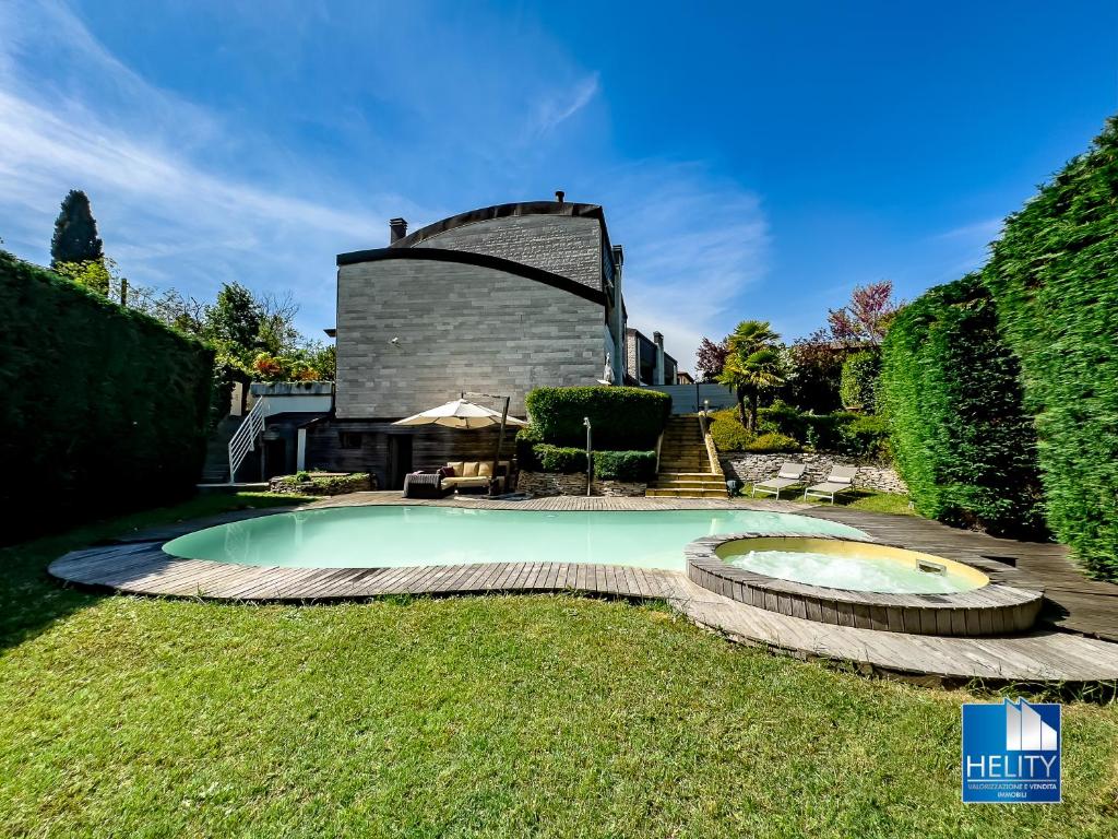 una piscina en el patio de una casa en [Blissful Haven]Luxurious VILLA with POOL* * * * *, en San Ruffillo