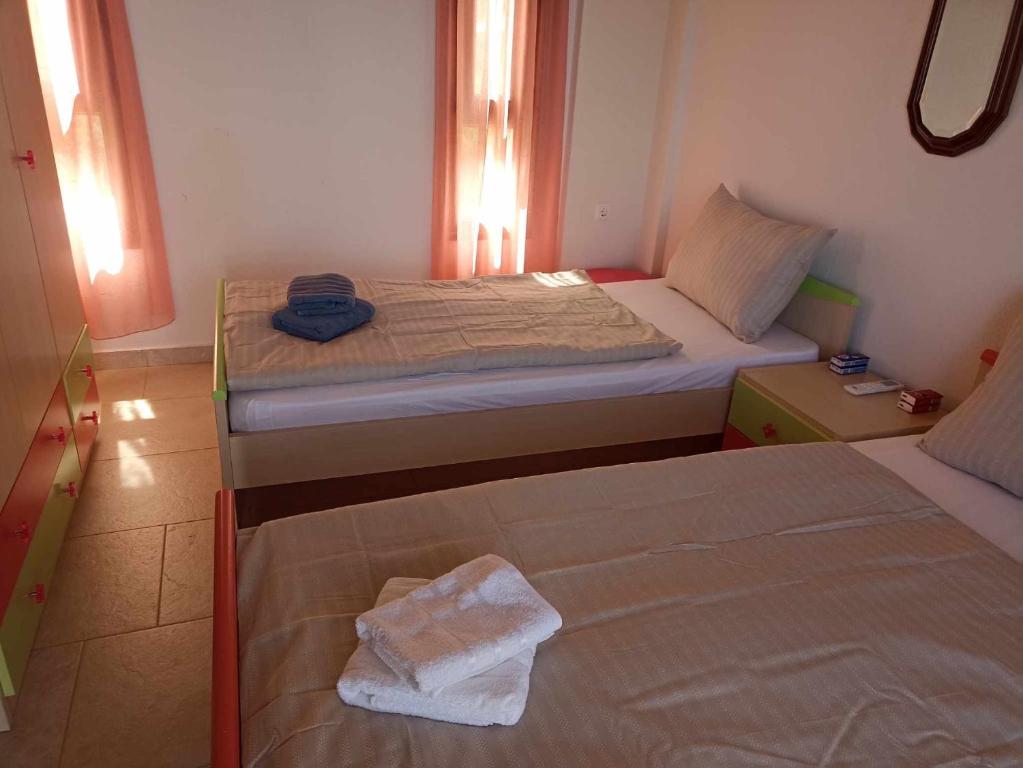 niewielka sypialnia z 2 łóżkami i ręcznikami w obiekcie Villa Karolina - Halkidiki Kriopigi - 3 bedrooms w mieście Kriopigi
