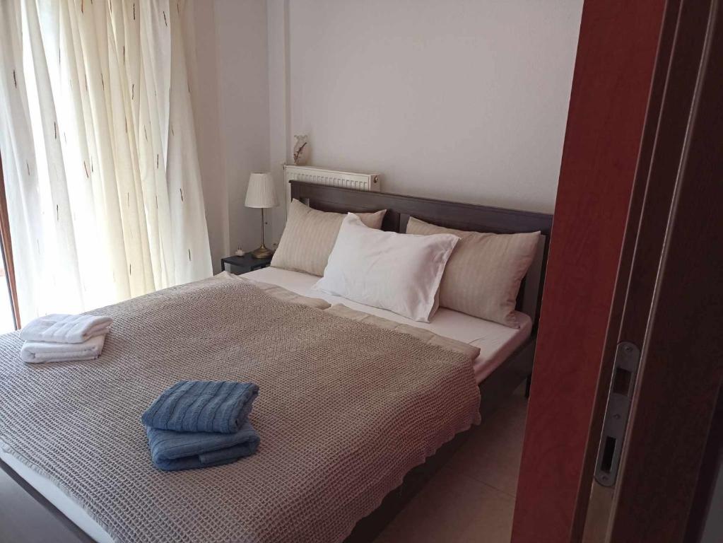 sypialnia z łóżkiem i dwoma ręcznikami na nim w obiekcie Villa Karolina - Halkidiki Kriopigi - 3 bedrooms w mieście Kriopigi