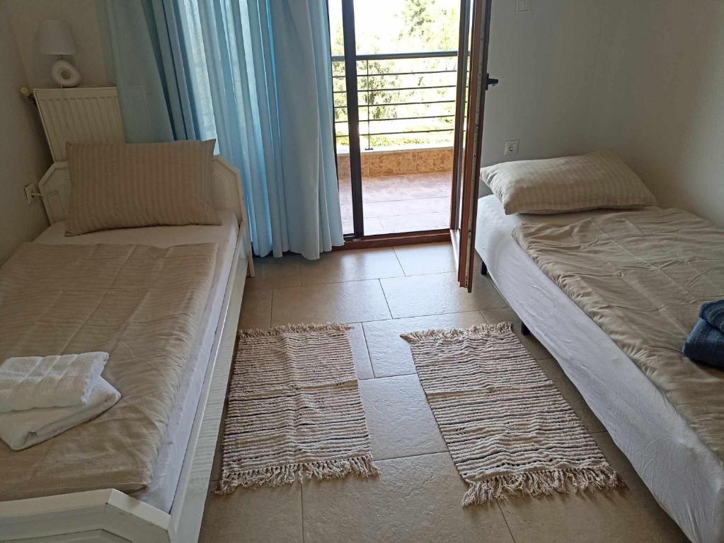 Łóżko lub łóżka w pokoju w obiekcie Villa Karolina - Halkidiki Kriopigi - 3 bedrooms