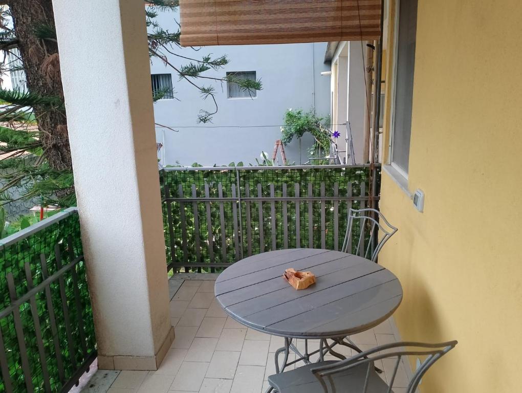 MyrEma House - near Fontanarossa Airport Cataniaにあるバルコニーまたはテラス