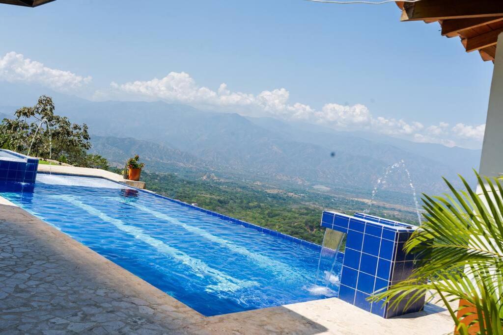 ソペトランにあるFinca Rosa Linda Stunning Views Jacuzzi Poolの山の景色を望むスイミングプール