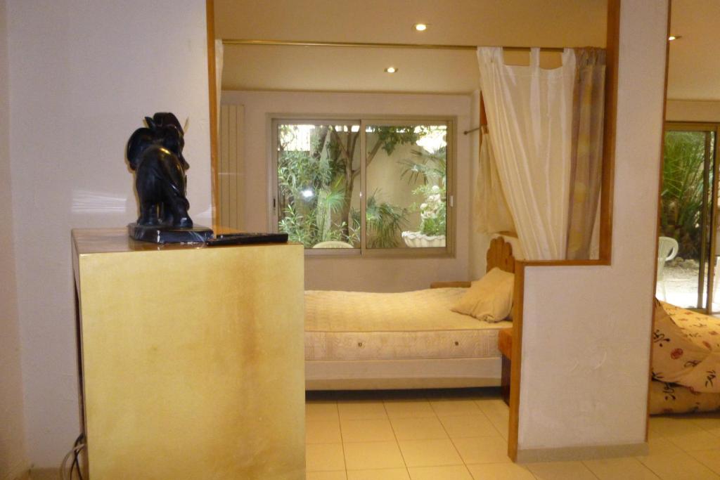 - une chambre avec un lit et une statue de chat dans l'établissement Cannes Croisette 3 Bedrooms, à Cannes
