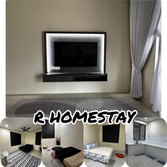 uma sala de estar com televisão na parede em home stay murah kuantan em Kuantan