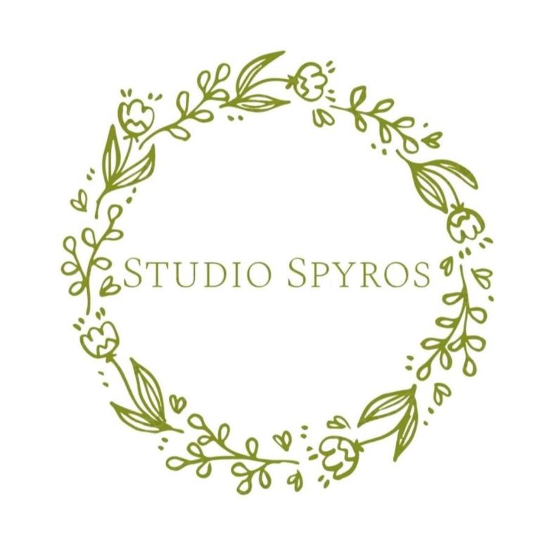 uma coroa de flores na forma de um círculo em STUDIO SPYROS em Kanoni