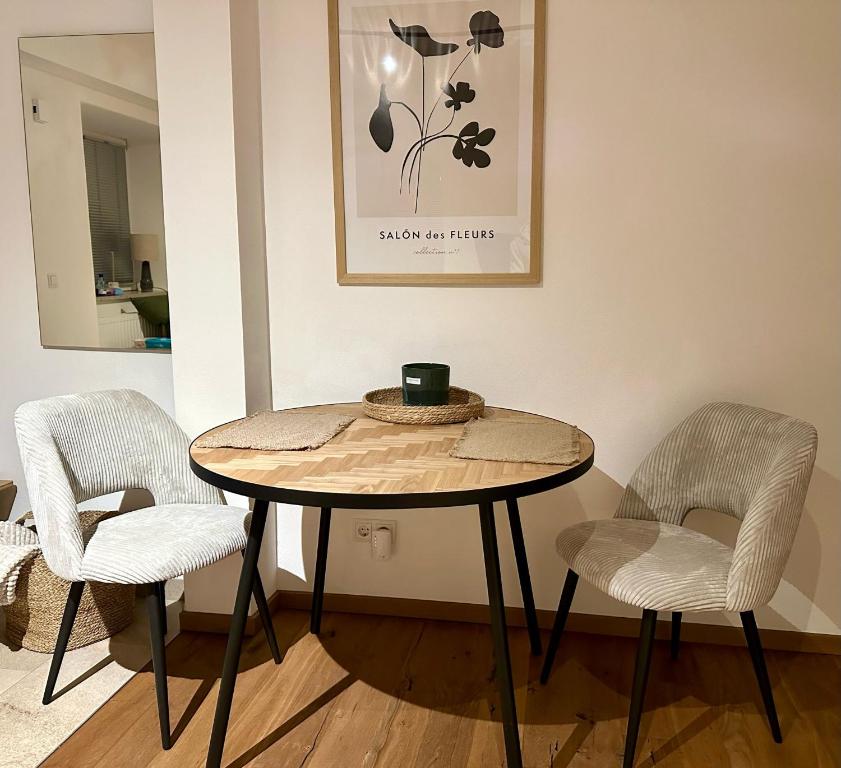 a table with two chairs and a bowl on it at Ferienwohnung Lieblingsort in Kempten