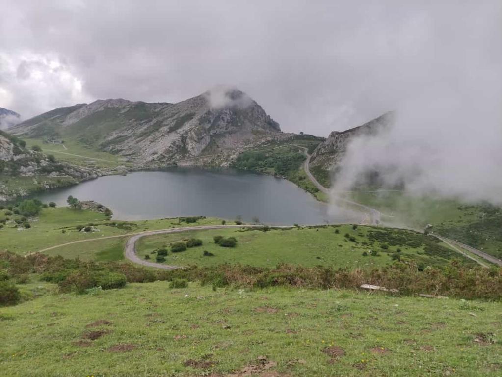um lago no meio de uma montanha em La Casina de Niembro em Niembro