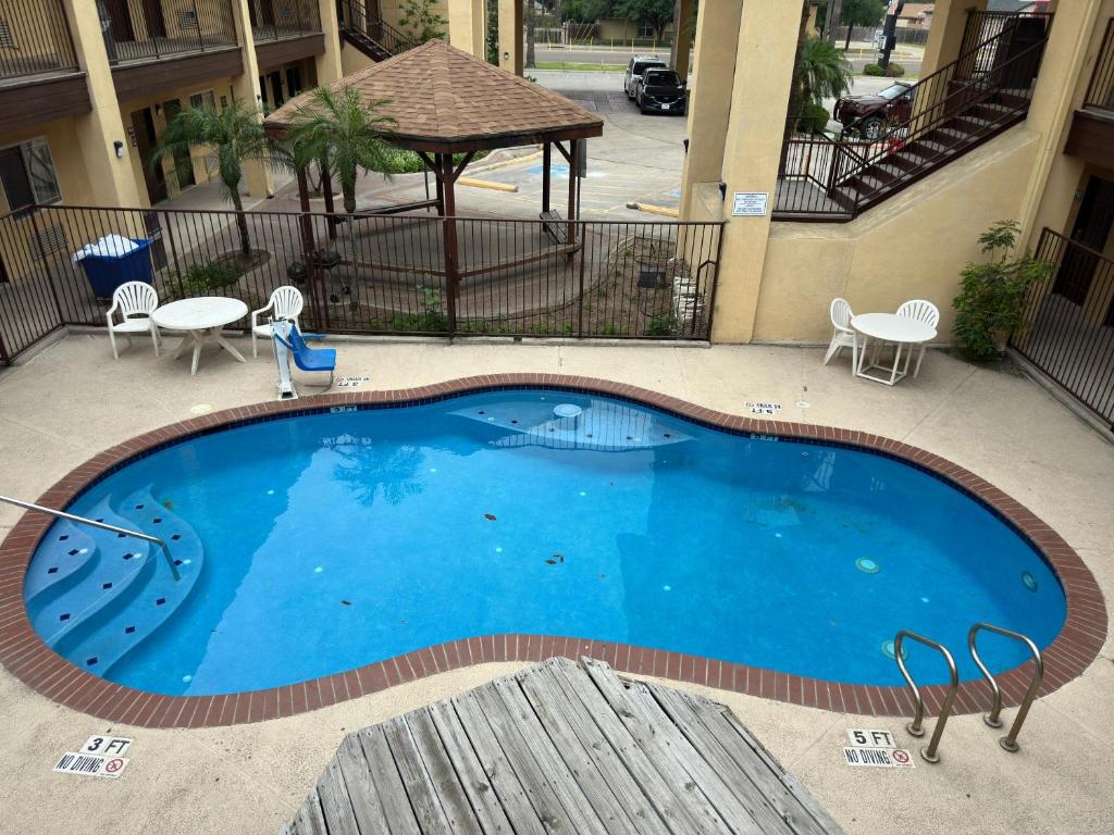 Bazén v ubytování Texas Inn and Suites RGV nebo v jeho okolí