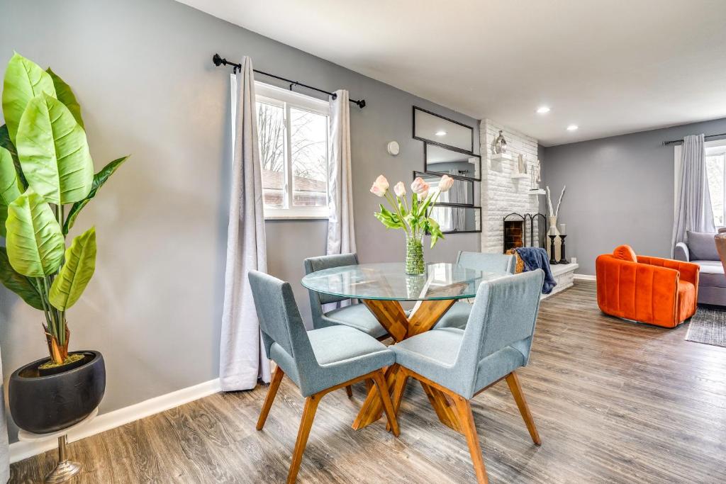 Χώρος καθιστικού στο Pet-Friendly Home with Fireplace about 9 Mi to Dtwn!