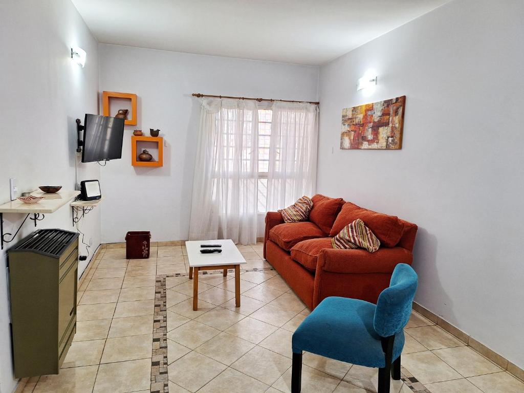 un soggiorno con un divano e un tavolo di Alto Ramon a Neuquén