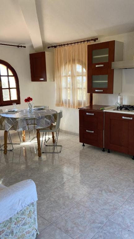 een keuken met een tafel en een eetkamer bij Casa Fiore in Santa Luria