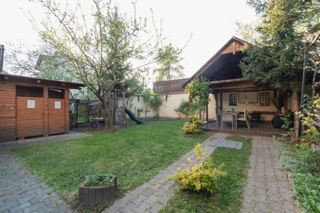 einen Hinterhof eines Hauses mit Spielplatz in der Unterkunft Vila Fortuna - Art O'Clock in Sibiu