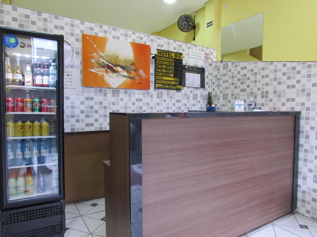 a counter in a fast food restaurant with a refrigerator at Hotel Biz a 8 minutos do Brás, a 15 minutos da 25 de março e a 8 minutos do Bom retiro in São Paulo