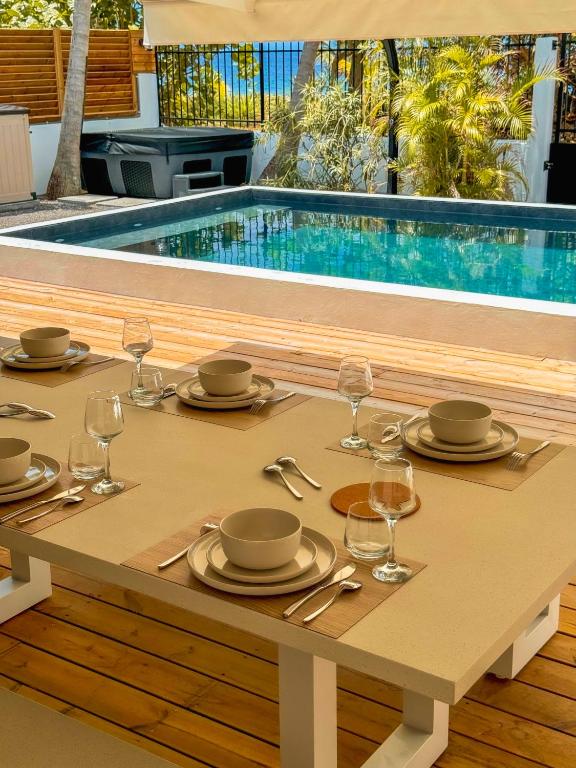 Bazén v ubytování Kay Alice - Beachfront Villa nebo v jeho okolí