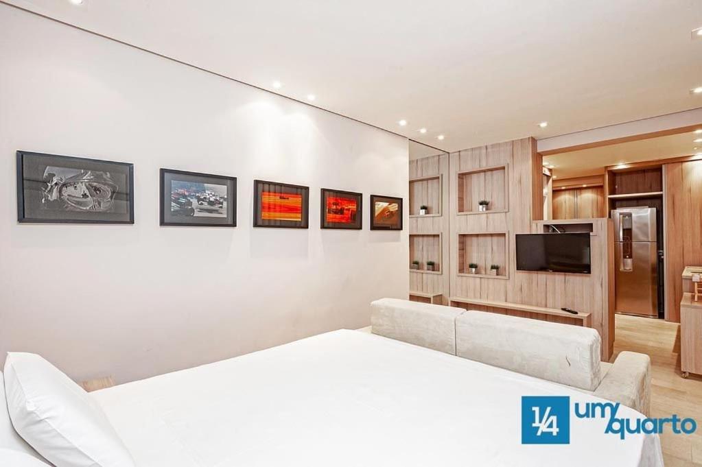 Cette chambre blanche dispose d'un lit et d'une télévision. dans l'établissement 1I4 Aeroporto Congonhas, à São Paulo