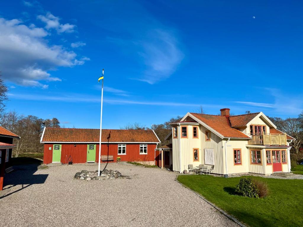 una casa con un poste de bandera delante de ella en Fiskebäckgårds gästhus en Lysekil