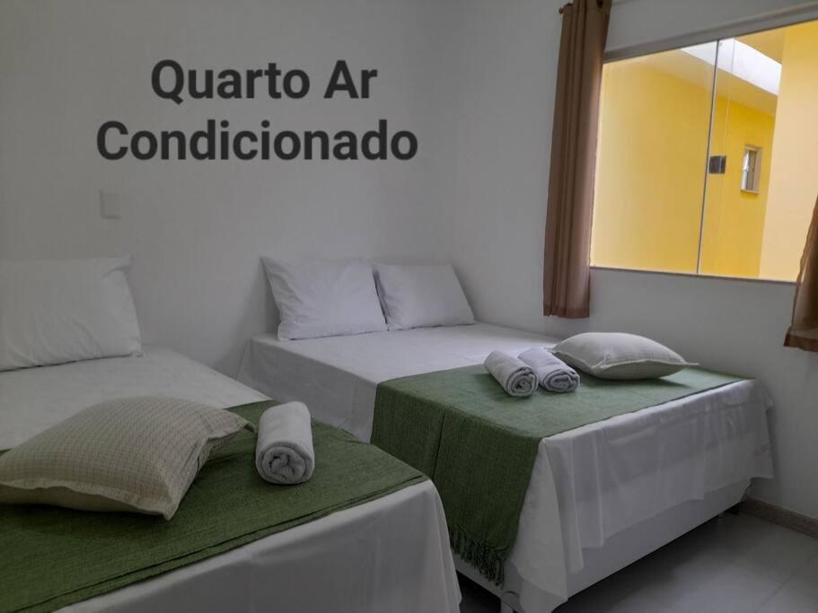 Apto 250mt Praia Coroa Vermelha 2 Quartos tesisinde bir odada yatak veya yataklar