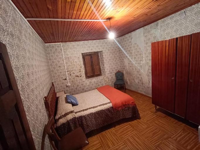 1 dormitorio con 1 cama en una habitación en Casa en Picos de Europa, en Posada de Valdeón