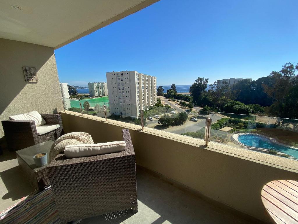 a balcony with a view of a building at Cómodo y Amplio Depto en Punta Puyai in Papudo