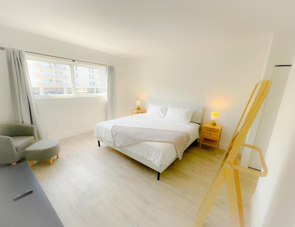 Ένα ή περισσότερα κρεβάτια σε δωμάτιο στο 1BR with Kitchen Close To Sunny Isles Beach