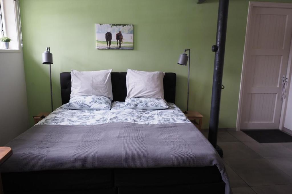 Кровать или кровати в номере Boerderij de Enkhoeve