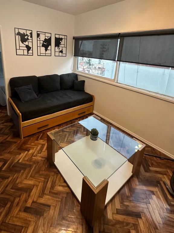 sala de estar con sofá y mesa de cristal en Experiencia unica en el casco historico bonaerense en Buenos Aires