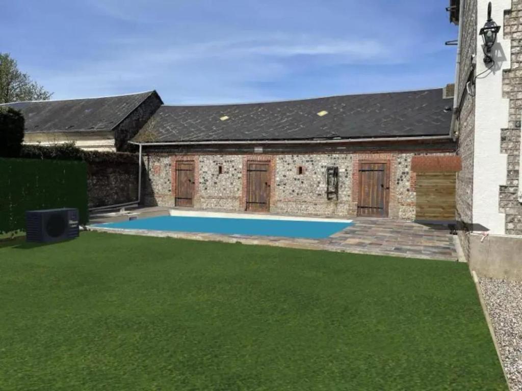 einen Pool im Hinterhof eines Hauses in der Unterkunft Villa de 4 chambres avec piscine privee sauna et jardin clos a La Poterie Cap d'Antifer in La Poterie-Cap-dʼAntifer