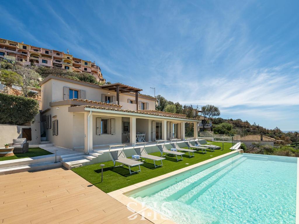 une image d'une villa avec piscine dans l'établissement Villa Belle View, à Torre delle Stelle