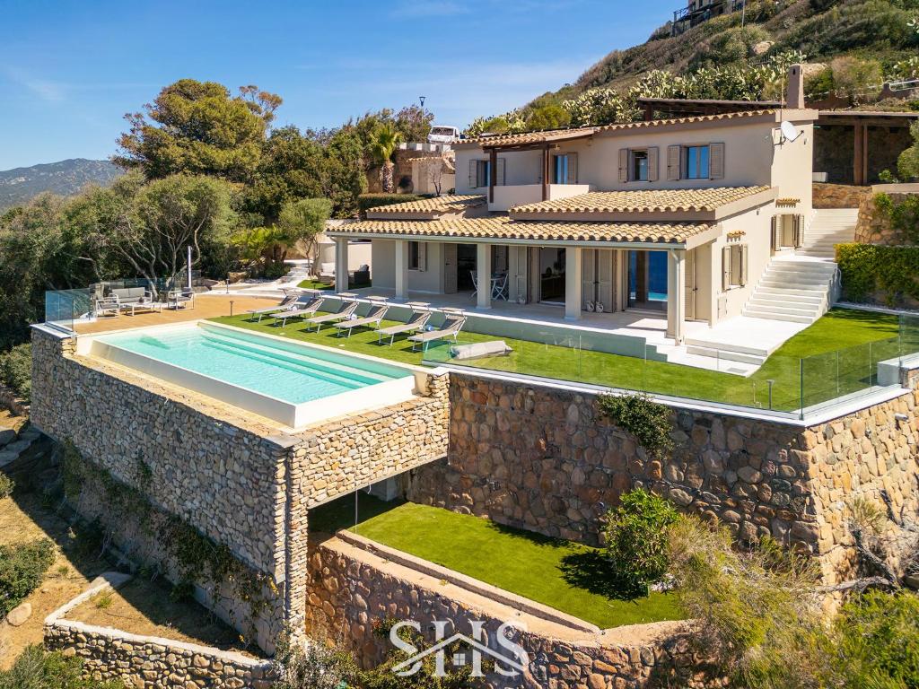 une vue aérienne d'une villa avec piscine dans l'établissement Villa Belle View, à Torre delle Stelle