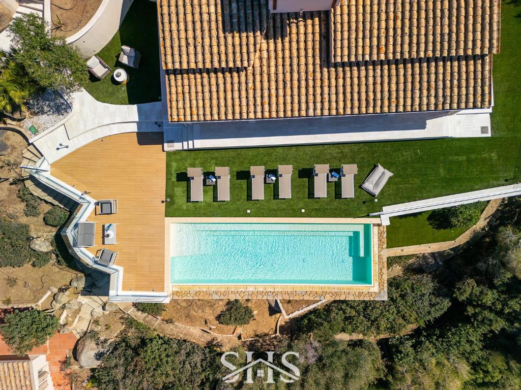 - une vue sur la piscine située à côté d'un bâtiment dans l'établissement Villa Belle View, à Torre delle Stelle