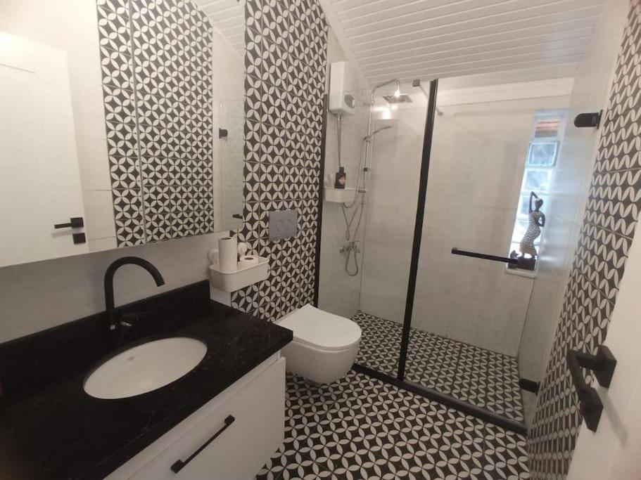 Kylpyhuone majoituspaikassa Luxury villa with pool