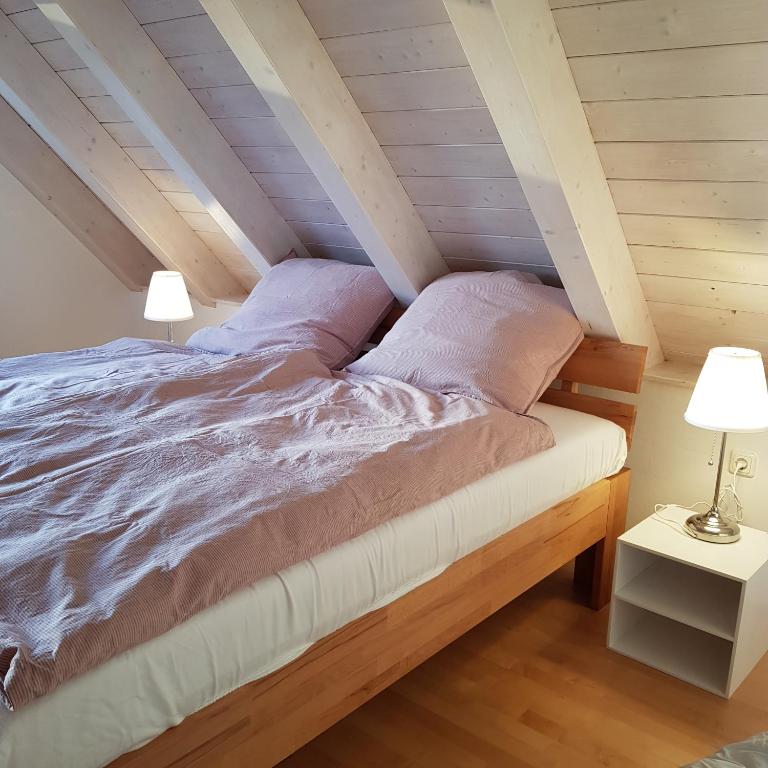 Postel nebo postele na pokoji v ubytování Jurasonne