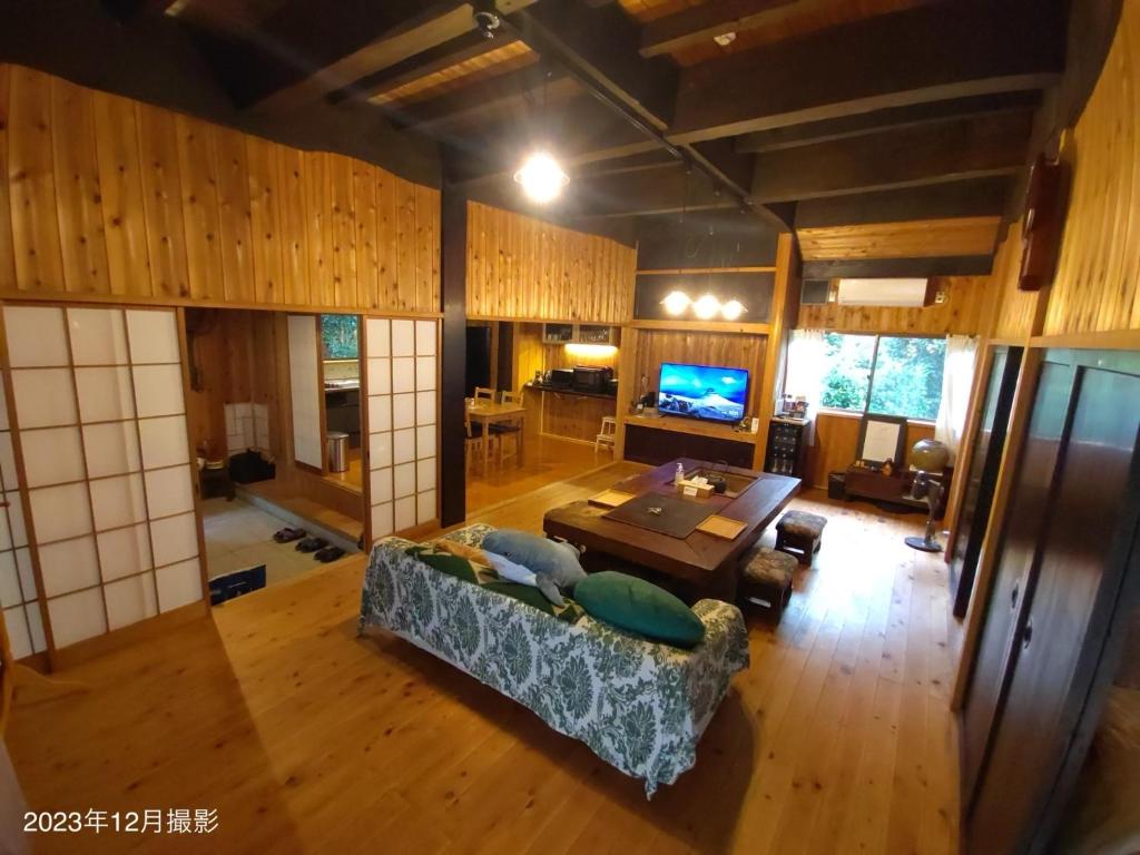 大島にあるOshima-machi - House - Vacation STAY 51703vのソファとテーブル付きのリビングルームのオーバーヘッドビュー