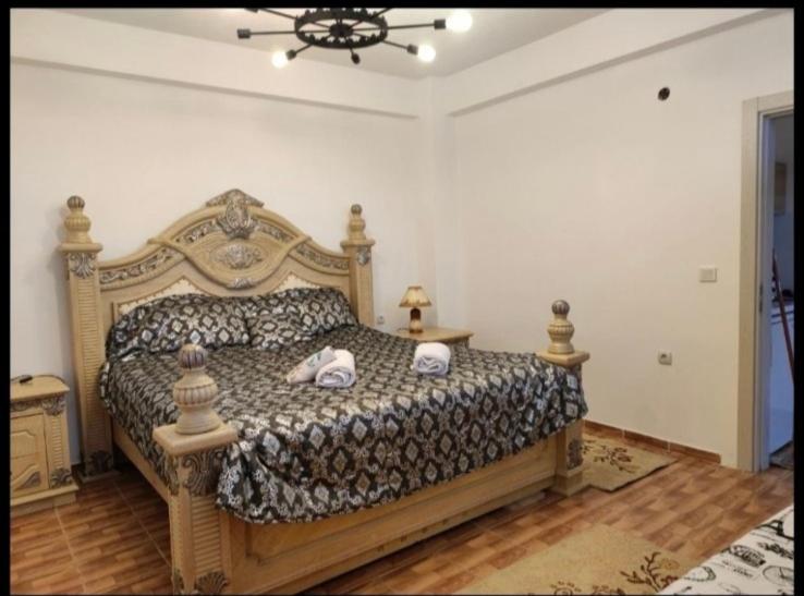ein Schlafzimmer mit einem großen Bett mit zwei Handtüchern darauf in der Unterkunft Apartmani 2 SS Ohrid in Ohrid