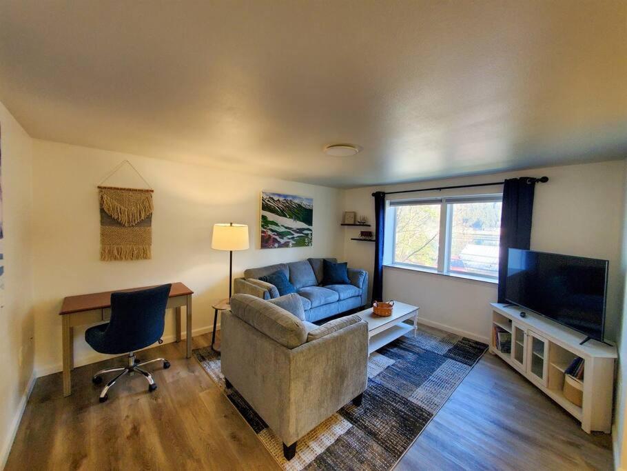 salon z kanapą, biurkiem i telewizorem w obiekcie Updated Douglas Apartment, Near Downtown and Skiing w mieście Juneau