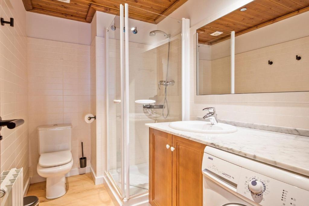 A bathroom at Luderna - Apartamento Val de Ruda A9 Peülla